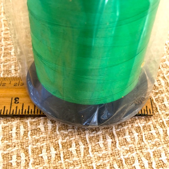 NIP Kelly Green large nylon thread spool - Picture 3 of 13